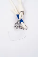 Correa para celular de cordón color verde menta, con detalle de ajuste en color fucsia y mosquetones metálicos para enganche.