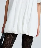 Vestido estilo camiseta de algodón, con cuello redondo, mangas cortas y diseño oversized con efecto balonê en el ruedo.