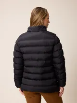 Campera acolchada de corte recto y cuello alto, con cierre frontal completo y bolsillos laterales. Diseño ligero y funcional, ideal para media estación.