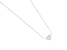Collar de acero plateado con dije pasante en forma de corazón con interior de nácar.