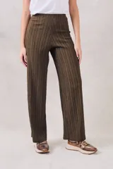 Pantalón marrón con textura acanalada, tiro alto y corte palazzo.