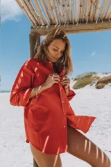 Camisa de vestir oversize color amarillo brillante, con cuello clásico y puños anchos.