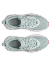 Championes de running Under Armour modelo Rogue 6, color celeste con detalles en blanco y suela con acentos en rosa. Presentan una parte superior de malla transpirable y entresuela Charged+ para mayor amortiguación.