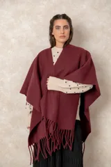Ruana abierta de corte amplio, color bordó, con diseño liso y terminación de flecos en el ruedo.
