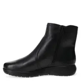 Botas de caña media Bottero modelo Napoli, confeccionadas en cuero negro con acabado liso. Presentan puntera redonda, suela plana de goma y cierre lateral interno para facilitar su colocación.