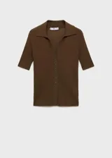 Jersey de punto fino color marrón, con cuello camisero, cierre frontal con botones y diseño entallado de manga corta.