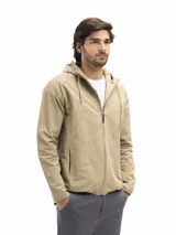 Campera rompevientos de nylon color negro, con capucha ajustable, cierre frontal, bolsillos laterales con cierre y forro interno de red para mayor ventilación.