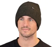Gorro de lana verde oliva con rayas verticales negras y etiqueta con el logo de la marca Maui and Sons.