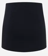 Short pollera corto de bengalina, con diseño ajustado y detalle de ojalillos metálicos distribuidos por toda la prenda. Cuenta con cierre lateral invisible.