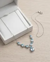 Gargantilla de plata 925 con diseño en V, compuesta por cinco piedras de topacio azul cielo en corte de lágrima y un dije central colgante también en corte de lágrima.