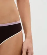 Bombacha tipo bikini confeccionada en poliamida y elastano, con diseño sin costuras y bies en contraste en los bordes.