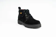 Bota acordonada de cuero gamuza color beige, con suela de goma dentada y forro interior a cuadros.