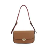 Cartera tipo bandolera de cuero sintético color suela, con solapa frontal y cierre mediante broche metálico en forma de labios dorados. Presenta correa regulable con interior en contraste color rosado y logo de la marca grabado en la parte inferior.
