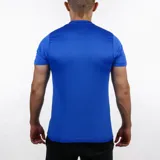 Remera deportiva azul de poliéster con logo negro en el pecho.