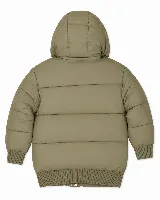 Campera puffer larga con capucha, confeccionada en poliéster con acabado efecto cuero. Presenta cierre frontal con botones a presión, cuello alto y bolsillos laterales con cierre.