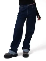 Jeans de corte relajado y tiro medio en color azul índigo, con diseño clásico de cinco bolsillos y botamanga doblada.