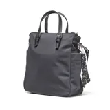 Cartera tipo tote de tela técnica color negro, con doble asa de mano y correa de hombro ajustable. Presenta múltiples bolsillos frontales con cierre metálico, logo circular de la marca en el frente y detalle de cordón decorativo con argollas.