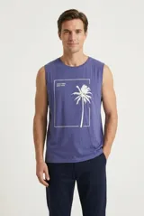 Musculosa de algodón color azul, con diseño estampado frontal de una palmera dentro de un marco rectangular y la frase "Good Vibes High Tides".