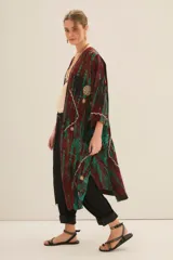 Kimono largo abierto, de corte recto y mangas largas, confeccionado en viscosa con teñido tie dye en tonos borgoña y turquesa. Presenta bordados con lentejuelas, mostacillas, canutillos e hilos de lurex en los bordes y en el frente.