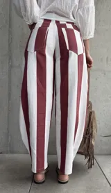 Jean barrel de tiro medio, con diseño de rayas verticales en color rojo y blanco, confeccionado en denim sin elastano.