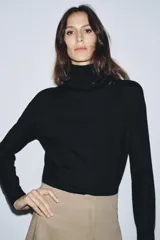 Jersey de cuello alto confeccionado en lana 100%, de manga larga y diseño clásico con acabado de tacto suave.