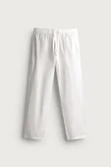 Pantalón de corte relajado confeccionado en una mezcla de algodón y lino. Presenta cintura elástica con cordón ajustable, bolsillos laterales y bolsillos traseros de vivo.
