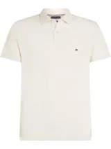 Chomba color crema de Tommy Hilfiger, corte slim, con cuello clásico, tapeta de dos botones y logo bordado en el pecho.