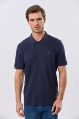 Remera polo de manga corta en color azul melange, con cuello camisero, cierre frontal de dos botones y pequeño bordado en el pecho.