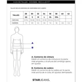 Jeans azul de tiro medio, corte recto y lavado stone wash con bigotes láser.