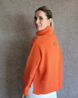 Sweater color crudo de cuello alto con mangas largas y corte holgado.