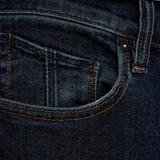 Jean de corte ajustado y pierna recta, confeccionado en denim elástico de lavado oscuro. Cuenta con diseño de cinco bolsillos y cierre frontal con botón y cremallera.