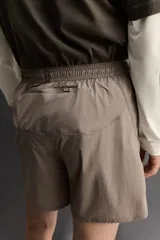 Shorts de running confeccionados en tejido técnico ligero y elástico, con forro interior. Presentan cintura elástica ajustable con cordón interior, aberturas laterales en el bajo, bolsillo lateral multifunción y bolsillo trasero con cierre de cremallera.