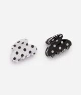 Kit de dos pinzas para el pelo de acrílico con diseño de lunares, en versiones blanco con lunares negros y negro con lunares blancos.