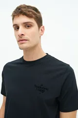 Remera negra de manga corta con ajuste regular y logo estampado en el pecho.