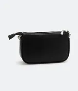 Bolso pequeño estructurado tipo baguette, color negro, con cierre de cremallera. Incluye una correa de mano corta con cadena metálica plateada y una correa bandolera ajustable y desmontable.
