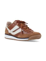 Championes urbanos color camel, confeccionados en una combinación de cuero perforado y gamuza. Presentan detalles en blanco en los laterales, cordones al tono y suela de goma dentada con entresuela blanca.