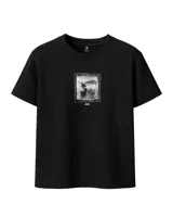 Remera negra de algodón con estampado de un paisaje con una persona y la frase "Less is more".