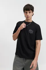 Remera negra de manga corta con corte oversize y estampado frontal con la frase "Authentic Expression".