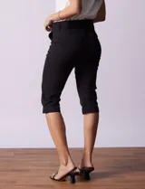 Pantalón capri de denim elastizado, color celeste.