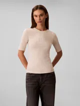 Remera Calvin Klein de corte ajustado confeccionada en mezcla de algodón y elastano. Presenta cuello redondo, mangas cortas y el logotipo de la marca estampado en el centro del pecho.