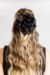 Accesorio para el pelo con forma de flor grande de seda negra.