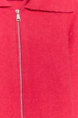 Chaqueta de punto color fucsia, con cuello solapa, manga larga y cierre frontal con cremallera metálica. Presenta puños y ruedo acanalados.