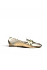 Mocasín Ana Paula de color dorado, con suela plana y detalle de cadena metálica dorada en el empeine.