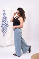 Jeans wide leg de tiro alto y lavado claro, con costuras frontales decorativas y bolsillos traseros.