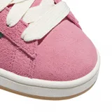 Championes adidas Campus 00s de estilo urbano, confeccionados en gamuza color rosa con las icónicas tres tiras laterales en color verde oscuro. Presentan cordones gruesos en color blanco, suela de goma color caramelo y detalles de marca en lengüeta y talón.