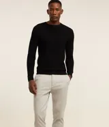 Pantalón slim de sastrería de color gris claro, confeccionado en sarga de algodón con elastano, con cierre frontal de botón y cremallera, y bolsillos.