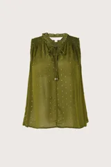 Blusa sin mangas de color verde oliva con detalles metalizados dorados. Presenta cuello con volados, frunces en los hombros y cierre frontal con cordones ajustables.