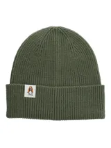 Gorro tipo beanie de tejido acanalado en color verde oliva, con parche frontal que presenta el logo de la marca Hush Puppies.
