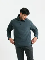 Sweater de micropolar color rojo, con cuello alto y cierre frontal parcial. Cuenta con mangas largas y bolsillos laterales con cierre.