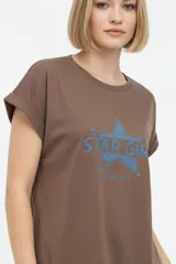 Remera de manga corta de algodón, de corte holgado y cuello a la base. Presenta un estampado frontal en el pecho con forma de corazón y encaje, con la inscripción "La Dolce Vita".